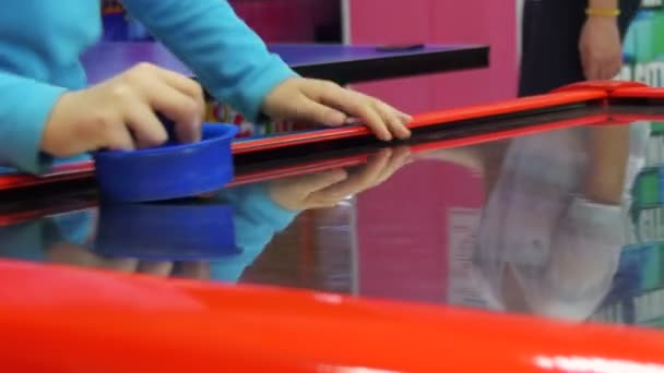Дети играют в воздушном хоккее в детском развлекательном центре — стоковое видео