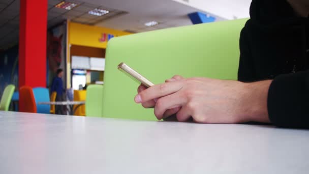 Man använder en Smartphone i Cafe — Stockvideo