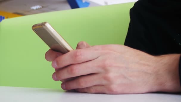 Man met behulp van een mobiele telefoon in Cafe — Stockvideo