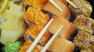 Japon suşi rulo ile Chopsticks döner