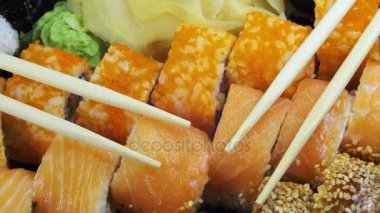 Japon suşi rulo ile Chopsticks döner