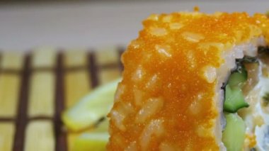 Suşi rulo bir bambu hasır üzerinde döner