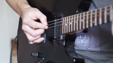 Ev stüdyosunda bir elektro gitar çalmak gitarist