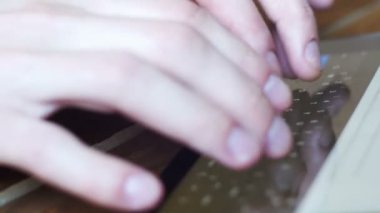 Mens eller türü metin ahşap masa üzerinde sanal klavye Tablet PC'de