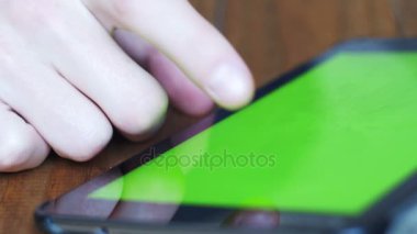 Çeşitli el hareketleri ile ahşap masa üstünde yeşil perde ile Tablet Pc kullanarak Mens