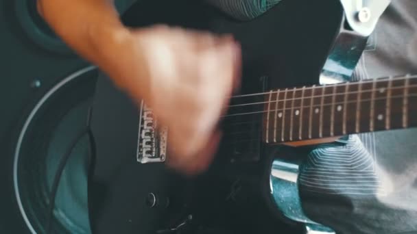 Gitarrist spielt E-Gitarre im heimischen Studio — Stockvideo