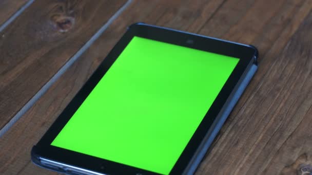 Tablet Pc를 사용 하 여 다양 한 손짓과 함께 나무 테이블에 녹색 스크린 망 — 비디오