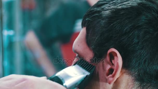 Peluquero Corta Joven con Clipper — Vídeos de Stock