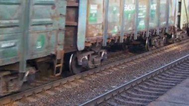 Yük demiryolu üzerinde seyahat treni