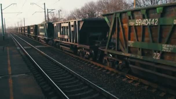 Tren de mercancías que viaja en el ferrocarril — Vídeos de Stock