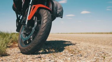 Bir motosiklet üzerinde seyahat. Moto seyahat. Motosiklet standları yol ve geçen arabalar