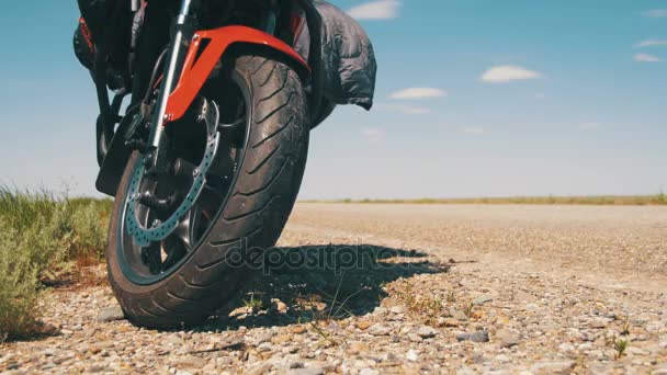 Viajando em uma moto. Moto Travel. Motociclos Fica perto da Estrada e Passing Cars — Vídeo de Stock