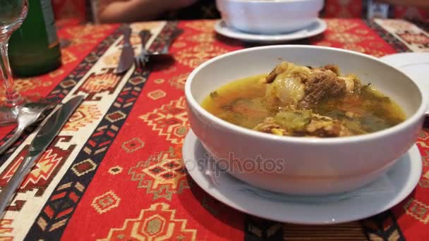 Яичный суп в ресторане. Суп Пити, Азербайджанское национальное блюдо — стоковое видео