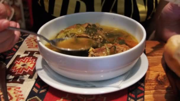 Frau isst Hammelsuppe im Restaurant. Suppe aus Piti, Azerbaijan Nationalgericht — Stockvideo