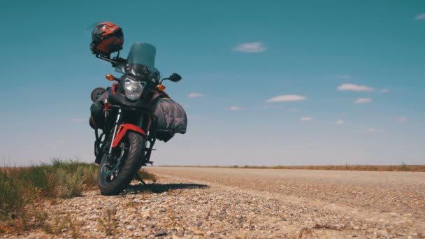 Viajar en moto. Moto Travel. Motocicleta se para cerca de la carretera y pasar coches — Vídeos de Stock