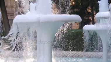 Su çeşme parkta Bakü, Azerbaycan çıkabilir. Ağır çekim