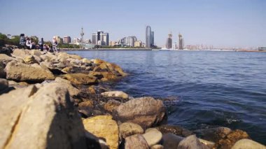 Bakü, Azerbaycan çıkabilir. Hazar Denizi, taşlar ve gökdelenler