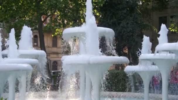 Fuente de agua en el Parque en el Embankment de Bakú, Azerbaiyán. Moción lenta — Vídeos de Stock