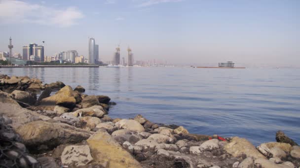 Embankment of Baku, Azerbaiyán. El mar Caspio, piedras y rascacielos — Vídeos de Stock