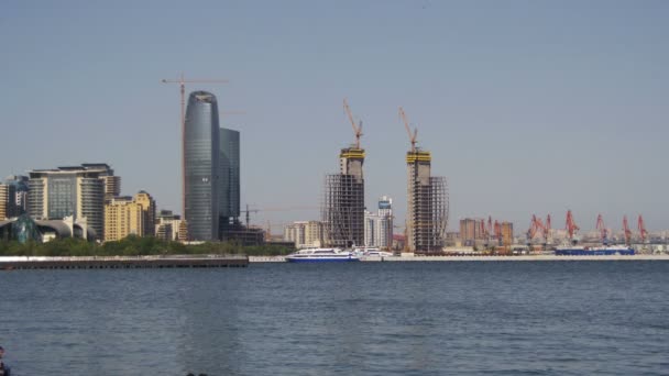 Vallen i Baku, Azerbajdzjan. Kaspiska havet och skyskrapor — Stockvideo