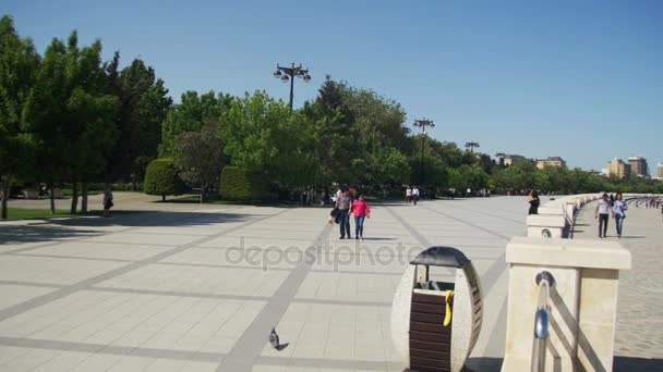 Töltés, Baku, Azerbajdzsán. Emberek séta mentén a part közelében a Kaszpi-tenger — Stock videók