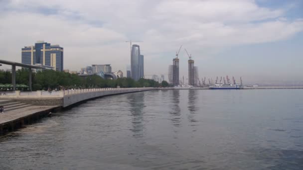 Embankment of Baku, Azerbaiyán. El mar Caspio y los rascacielos — Vídeos de Stock