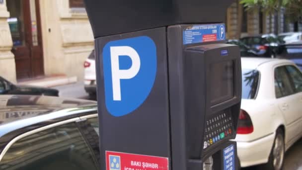 Parkerings maskin, bilparkering på gatan — Stockvideo