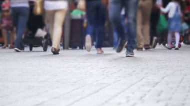 Anonim insanlar sokakta yürürken, insanlar kalabalık. Kalabalık Feet.