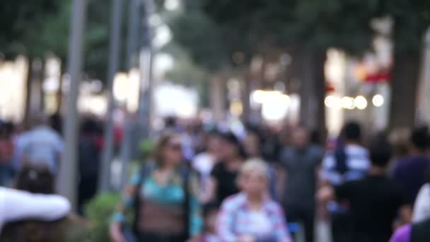 Folkmassan anonyma människor som gick på gatan i oskärpa. Slow Motion — Stockvideo