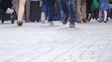 Anonim insanlar sokakta yürürken, insanlar kalabalık. Kalabalık Feet