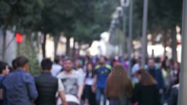 Anonim kalabalık şehir sokakta yürüyen insanların bulanıklık. Ağır çekim