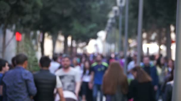 Anonyme Menschenmenge, die verschwommen durch die Straßen der Stadt läuft. Zeitlupe — Stockvideo