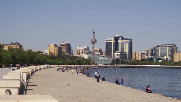 Nábřeží Baku, Ázerbájdžán. Lidé chodí po the nábřeží poblíž Kaspického moře — Stock video