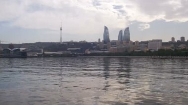 Manzaralı Bakü, Azerbaycan, Hazar Denizi, gökdelenler ve yanan kuleleri set of