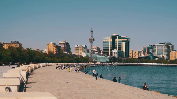 Nasyp z Baku, Azerbejdżan. Ludzie spacerem wzdłuż nasypu w pobliżu Morza Kaspijskiego — Wideo stockowe