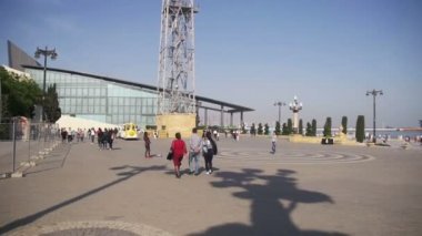 Bakü, Azerbaycan çıkabilir. İnsanlar yürüyüş boyunca setin yakınındaki Hazar Denizi