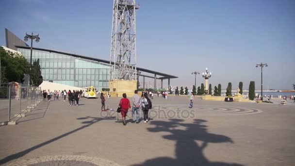 Embankment di Baku, Azerbaigian. La gente cammina lungo l'argine vicino al Mar Caspio — Video Stock