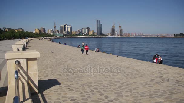 Töltés, Baku, Azerbajdzsán. Emberek séta mentén a part közelében a Kaszpi-tenger — Stock videók