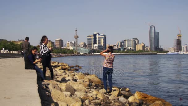 Fiatal ember nyugszik a Baku Embankment közelében a Kaszpi-tenger, Azerbajdzsán. — Stock videók