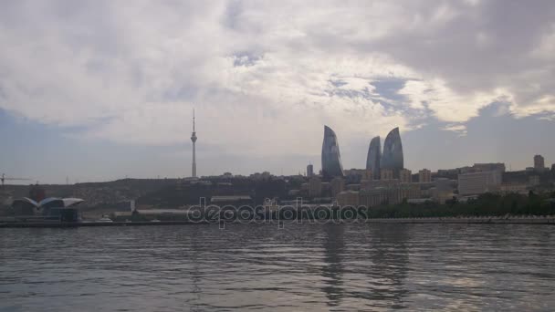 Paisaje vista del terraplén de Bakú, Azerbaiyán, el Mar Caspio, rascacielos y torres en llamas — Vídeos de Stock