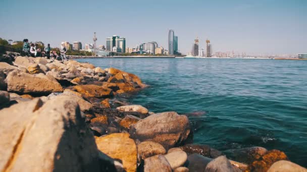 Töltés, Baku, Azerbajdzsán. A Kaszpi-tenger, a kövek és a felhőkarcoló — Stock videók