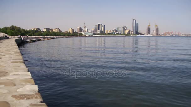 Набережная Баку, Азербайджан. Каспийское море и небоскребы — стоковое видео