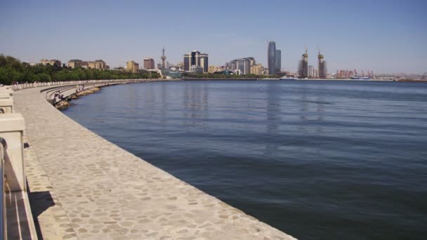 Böschung von Baku, Azerbaijan. das Kaspische Meer und Wolkenkratzer — Stockvideo
