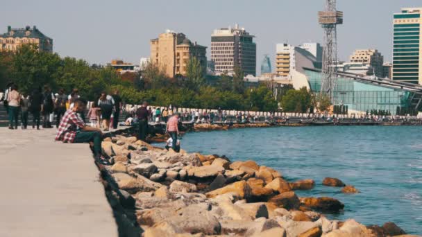 Unga människor vilar på vallen av Baku vid Kaspiska havet, Azerbajdzjan. — Stockvideo