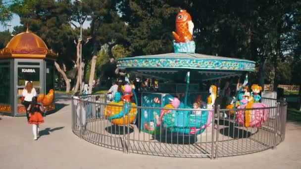 Детская карусель в парке — стоковое видео