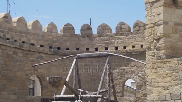 La catástrofe de la catapulta en la torre de la fortaleza en la antigua ciudad de Bakú, Azerbaiyán — Vídeos de Stock