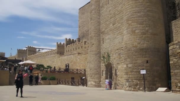 Oude stad van Bakoe, Azerbeidzjan. Zonnige dag, zomer, wandelen mensen door de straten — Stockvideo