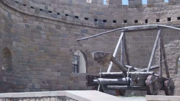 Катапульта на башне крепости в старом городе Баку, Азербайджан — стоковое видео