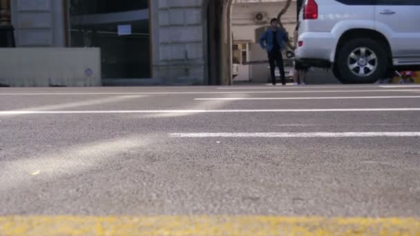 Traffico di auto sulla strada della città. Rallentatore — Video Stock