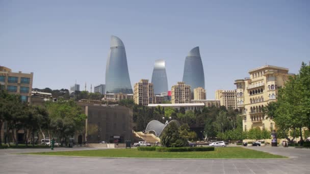 Bakú Embankment, vista de las torres de llama, Azerbaiyán — Vídeos de Stock